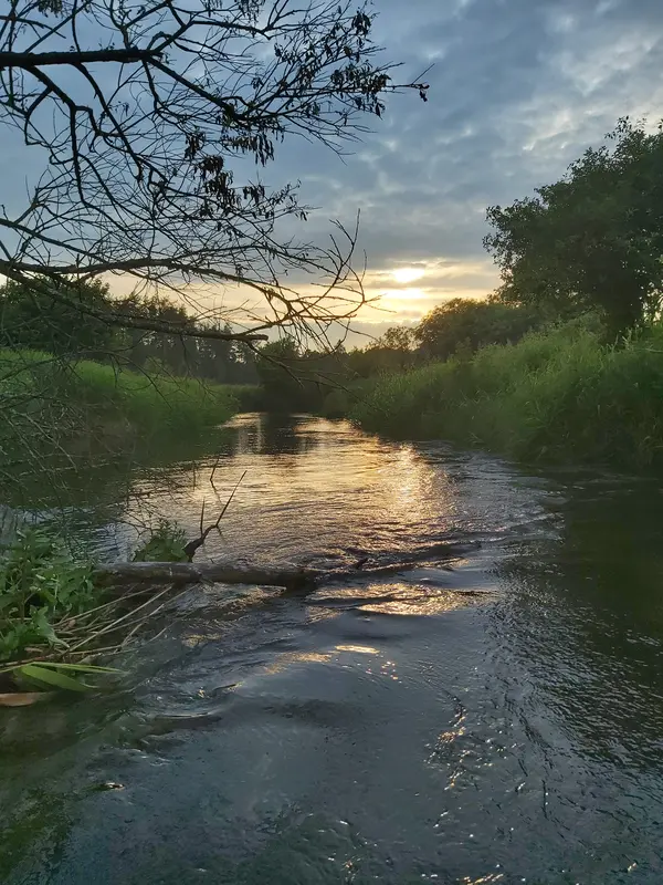 Wieczór nad Nidą podczas spływu kajakowego