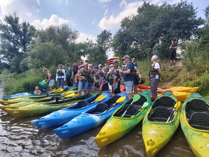 Grupa kajakarzy na rzece Nida
